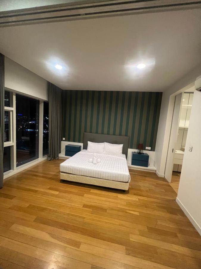 Appartamento Platinum Klcc Pool View Kuala Lumpur Esterno foto