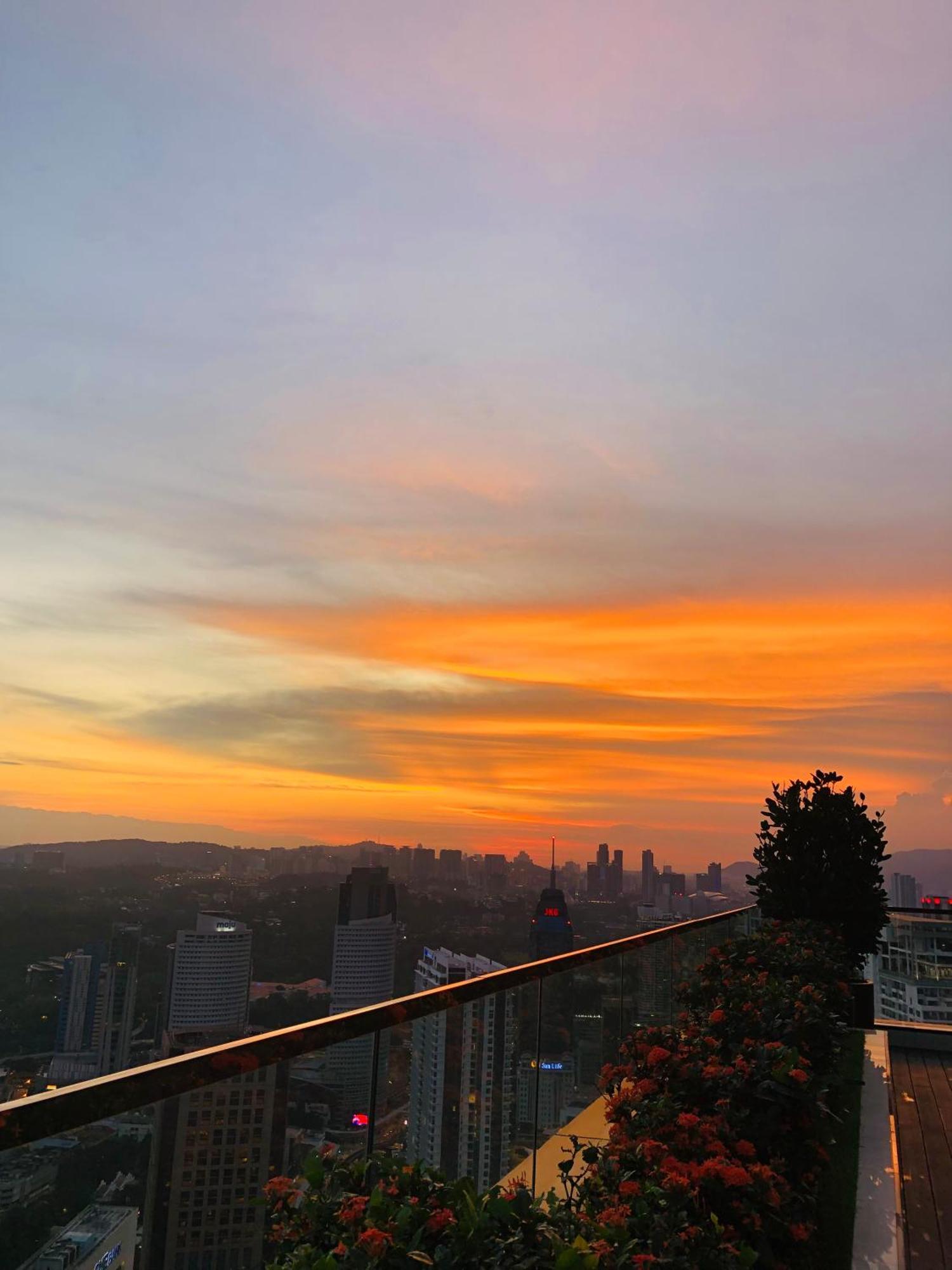 Appartamento Platinum Klcc Pool View Kuala Lumpur Esterno foto