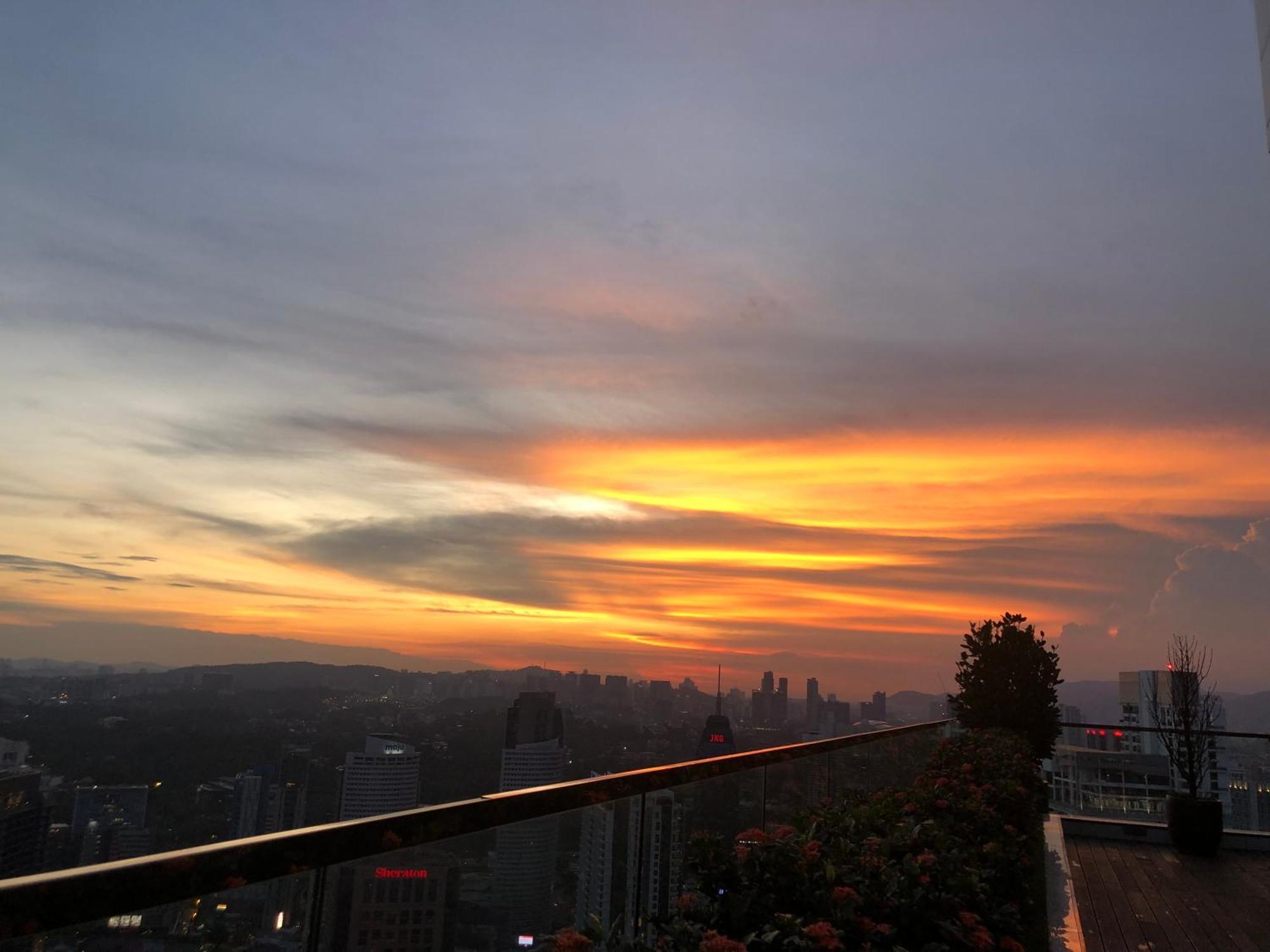Appartamento Platinum Klcc Pool View Kuala Lumpur Esterno foto